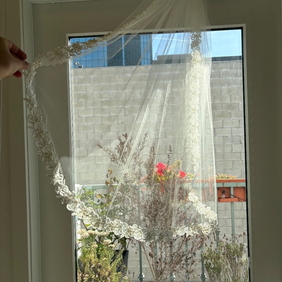 Classic Mantilla Fingertip Bridal Veil with Floral Appliqué Edge Trim main image 4